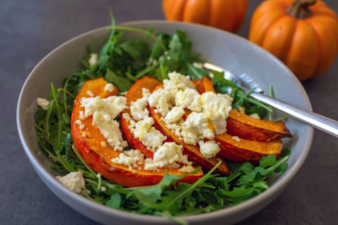 Salade de courge rôtie au four aux épinards frais, au feta, à l'huile d'olive extra vierge