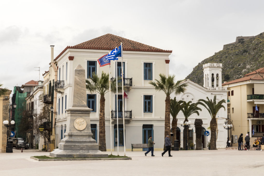 La Plateia Filellinon avec le monument à la mémoire des philhellènes français tombés dans la révolution grecque à Nauplie