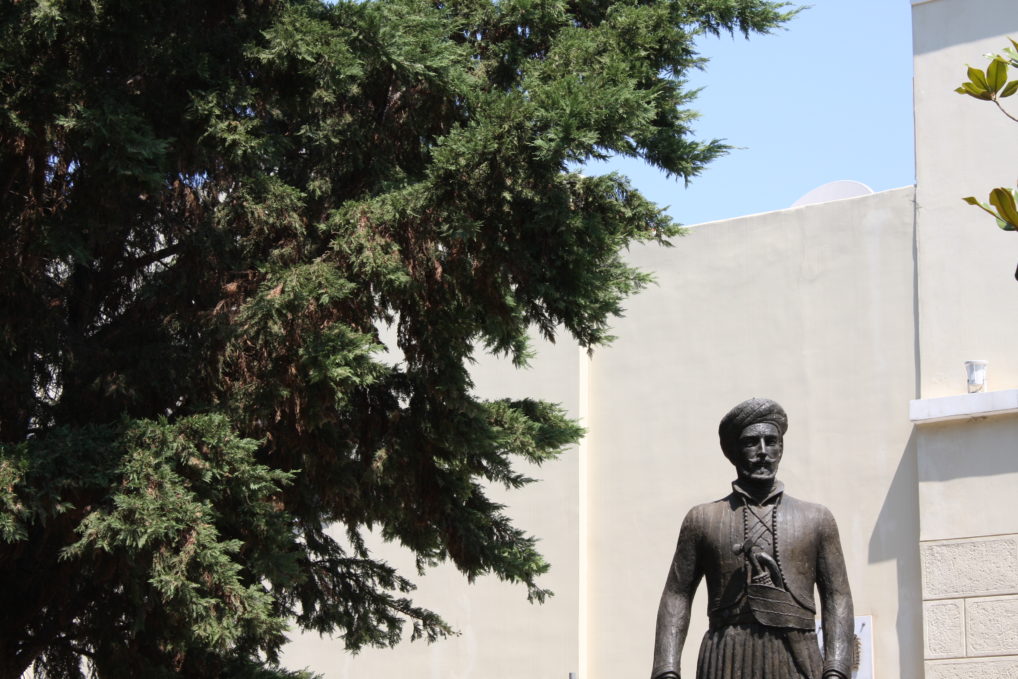 La statue de Yannis Makriyannis à Plaka, Athènes