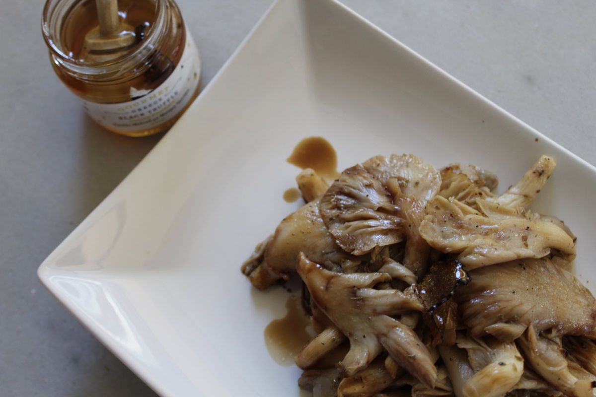 Mushrooms and Thyme honey with black truffle