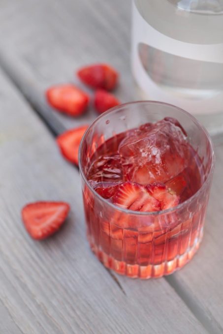 Skinos Negroni avec de la liqueur de mastiha Skinos, Otto's Vermouth et fraises