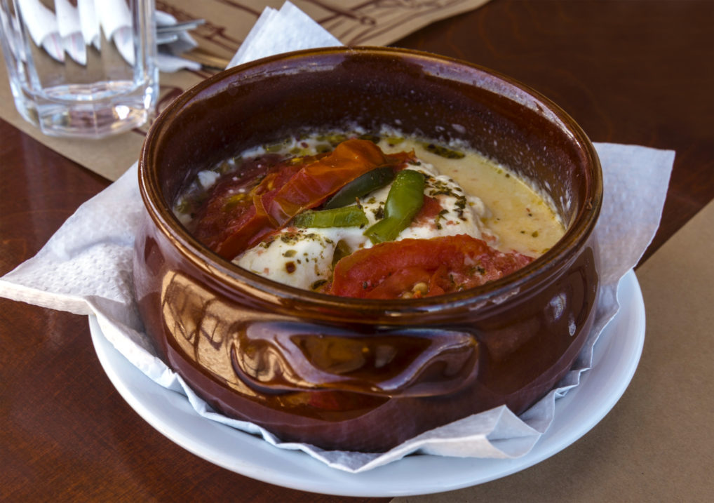 Feta au four avec des olives de Kalamata, des câpres et de l'origan grec