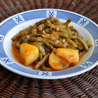 Fassolakia ladera, haricots verts aux pommes de terre et à la tomate