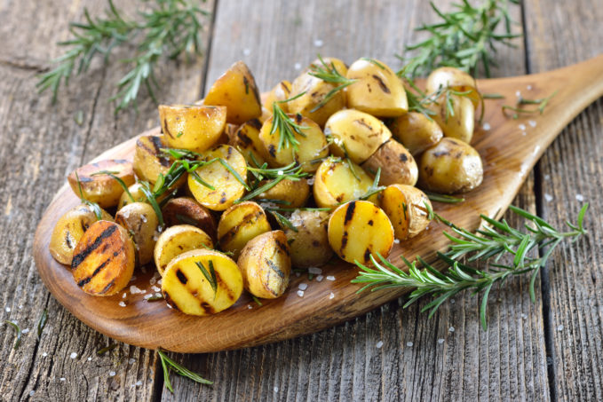 Pommes de terre au romarin grec au four.