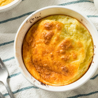 Soufflé gravieras ou soufflé au fromage grec de graviera