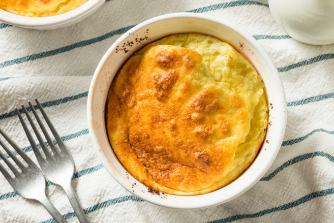 Soufflé gravieras ou soufflé au fromage grec de graviera