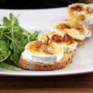 Tartines de chèvre et miel aux fleurs sauvages