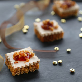 Toasts au foie gras et pain d'épices et pétales de rose confites