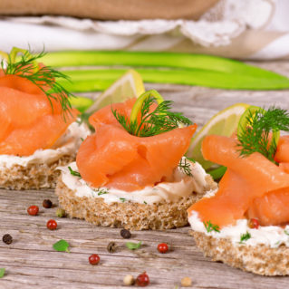 Toasts au miel aux fleurs sauvages et saumon fumé