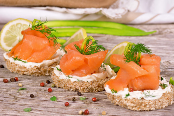 Toasts au miel aux fleurs sauvages et saumon fumé