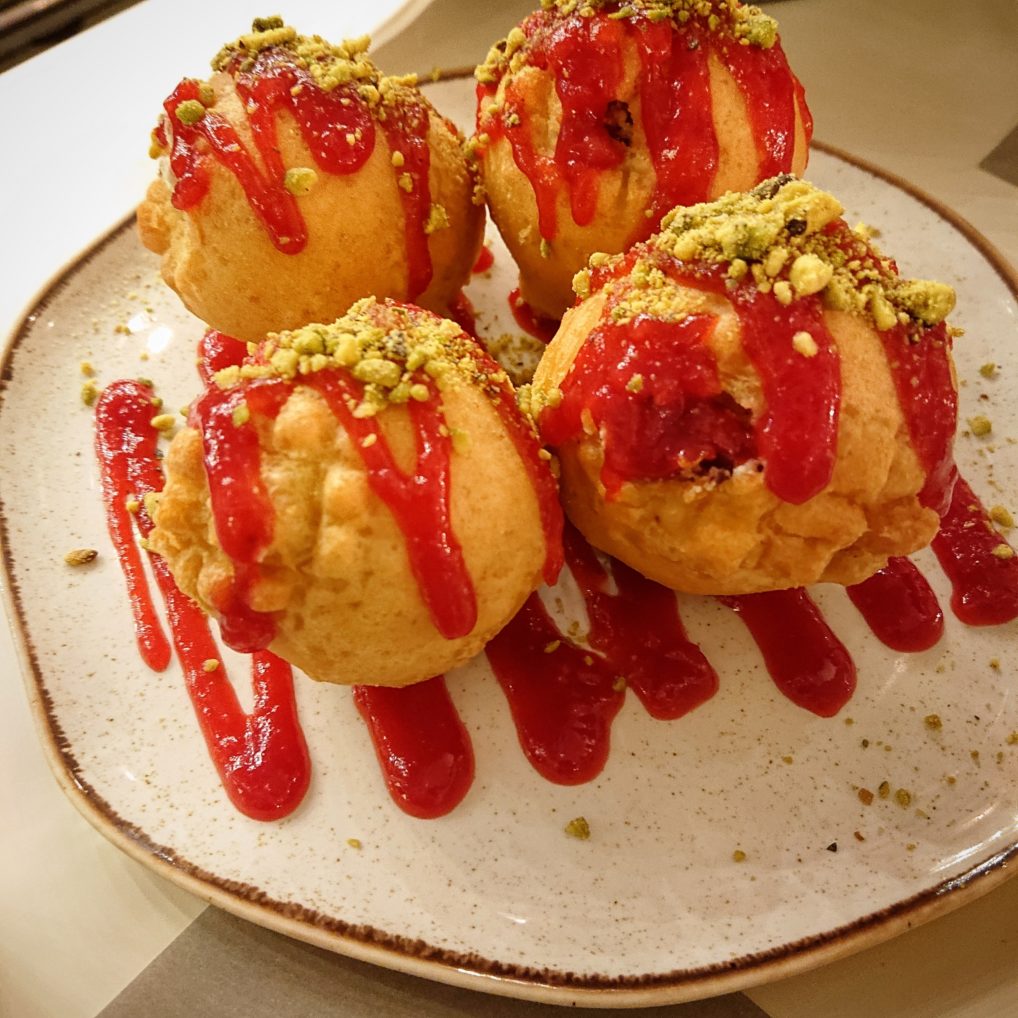 Choux au fromage à la framboise et pistache d'Égine