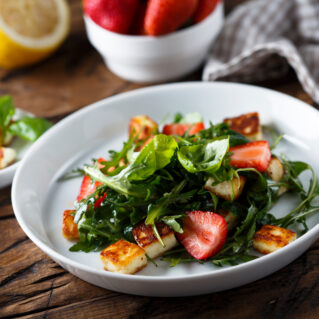 Salad with strawberries and Manouri cheese